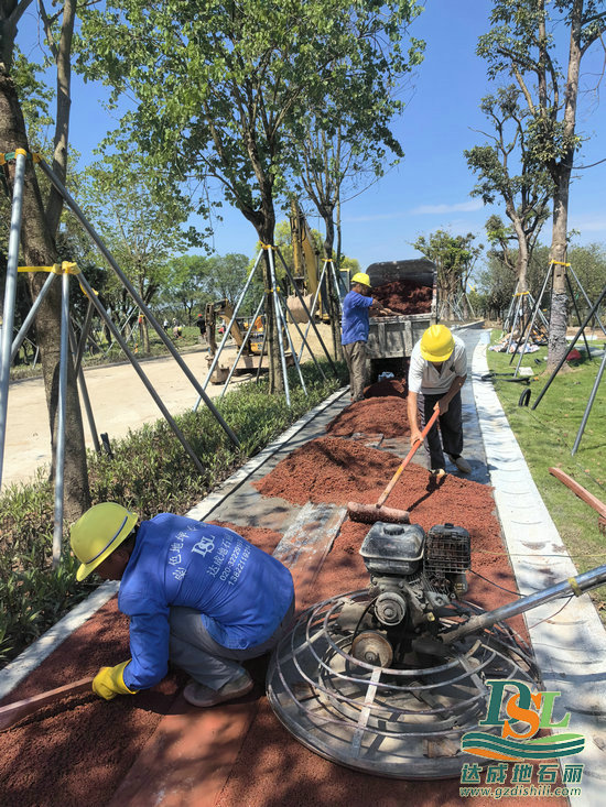 廣州南沙區(qū)濱海公園防洪堤升級改造透水混凝土路面施工中！